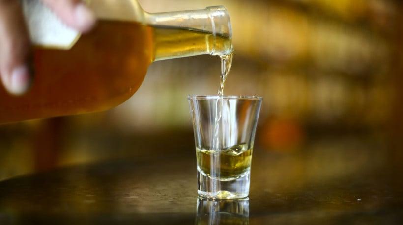 Sete em cada dez brasileiros demonstram preocupação com o risco de consumir bebida alcoólica adulterada com metanol