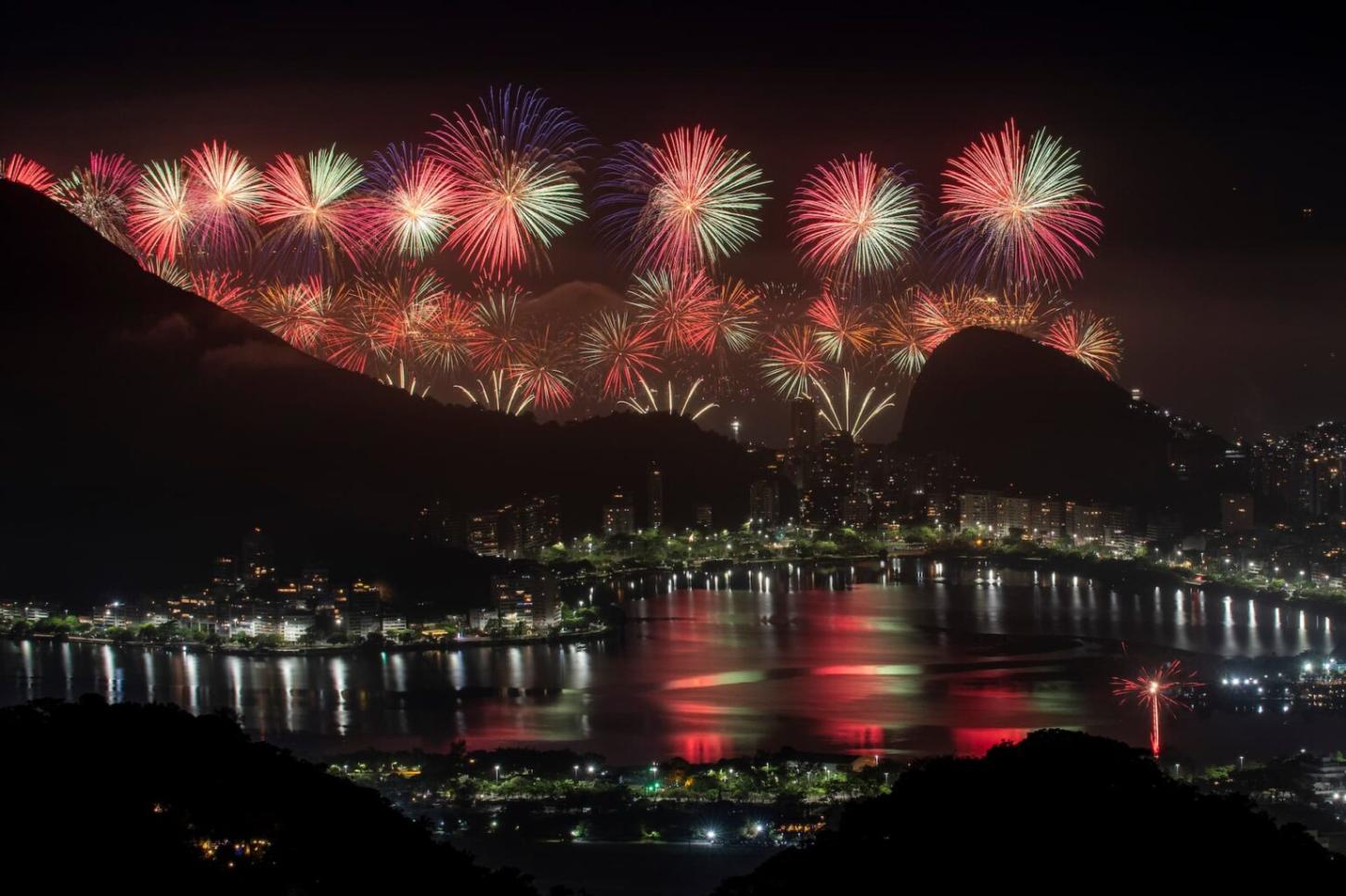 Cinco roteiros no Rio de Janeiro para ver os fogos do mar