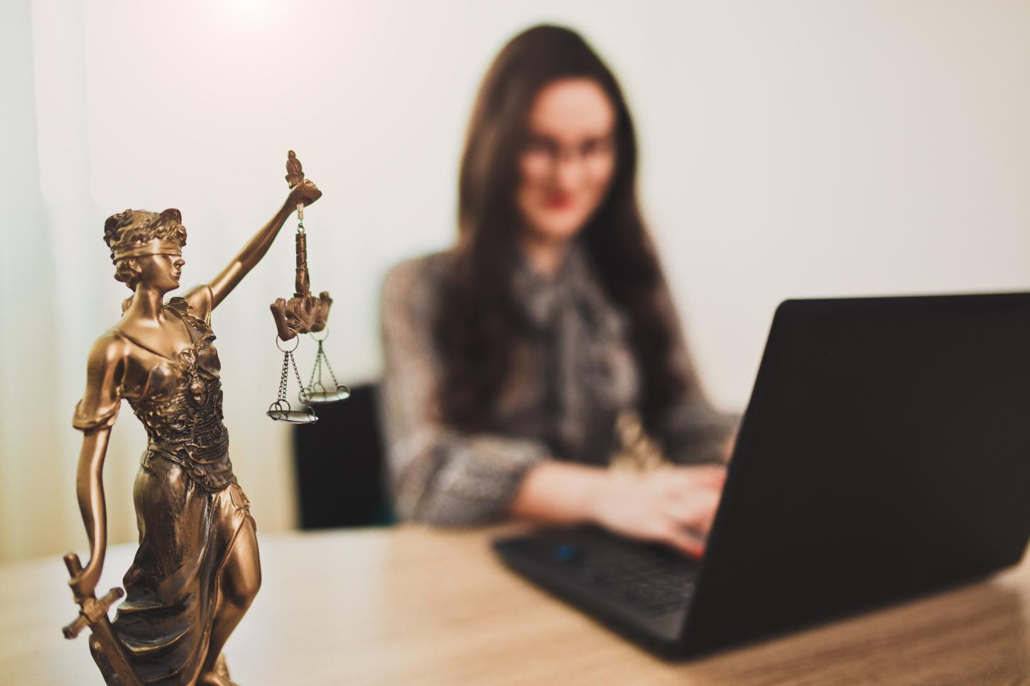 Entre avanços e silenciamentos, a mulher ainda luta por voz no Judiciário em 2025