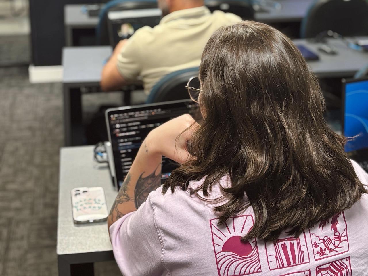 Avanço da inteligência artificial impulsiona profissões em alta e exige mais qualificação  