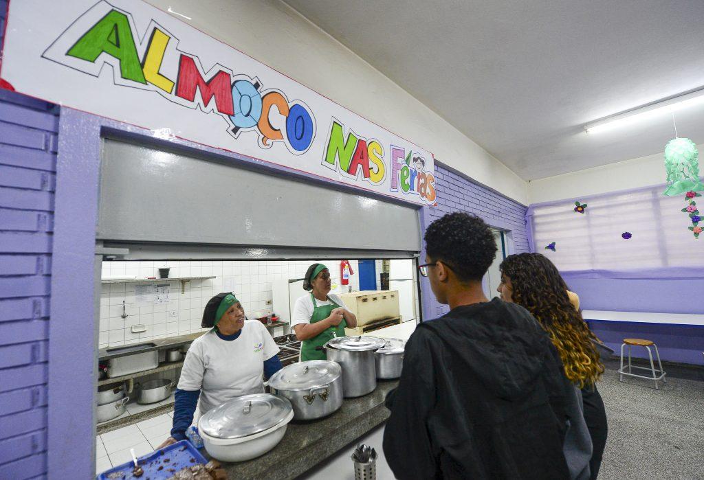 Escolas estaduais oferecem almoço nas férias