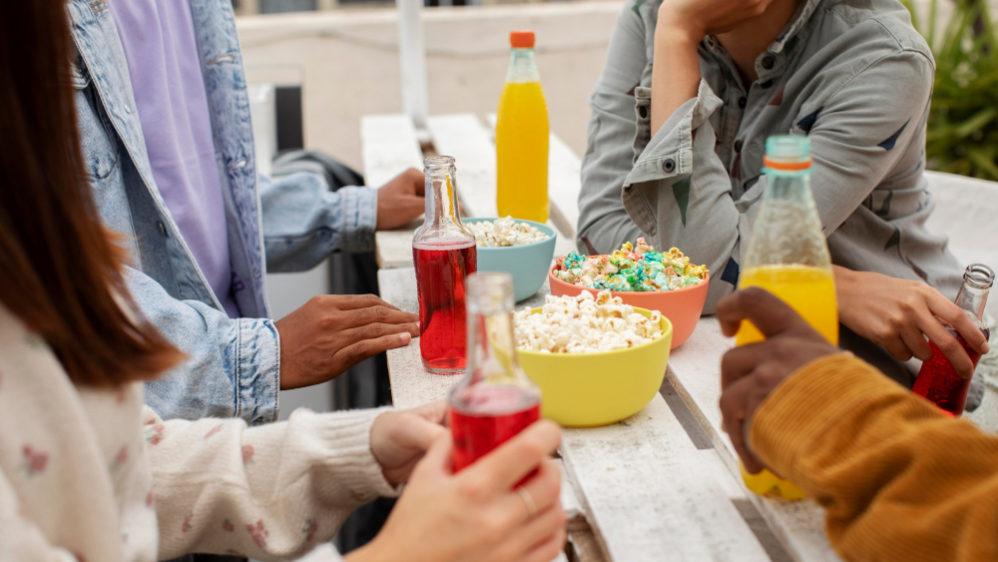Adolescentes consomem menos ultraprocessados nas capitais que regulamentam venda em escolas