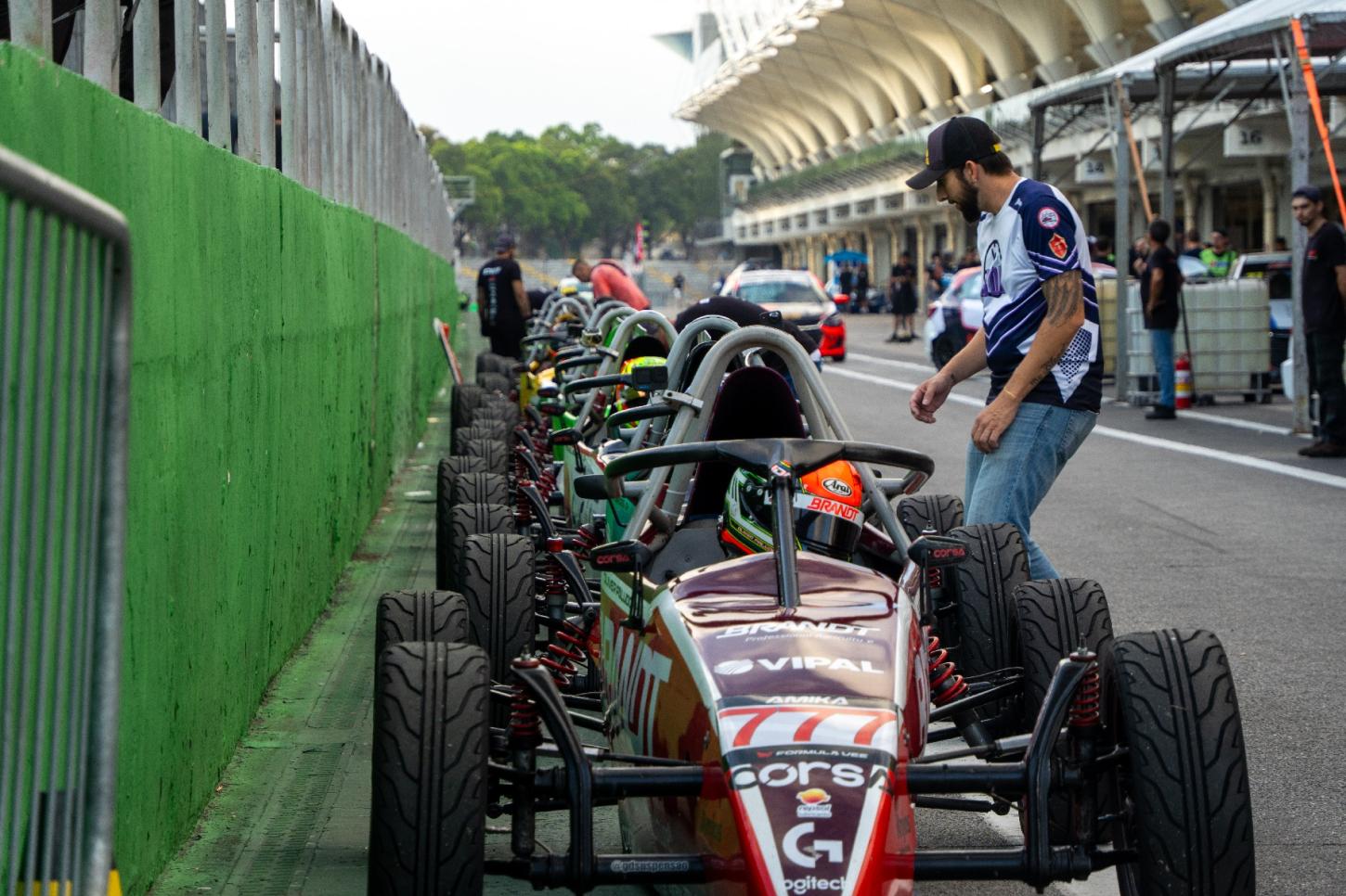 Chuva e disputas intensas marcam a abertura da temporada 2026 da Fórmula Vee, em Interlagos