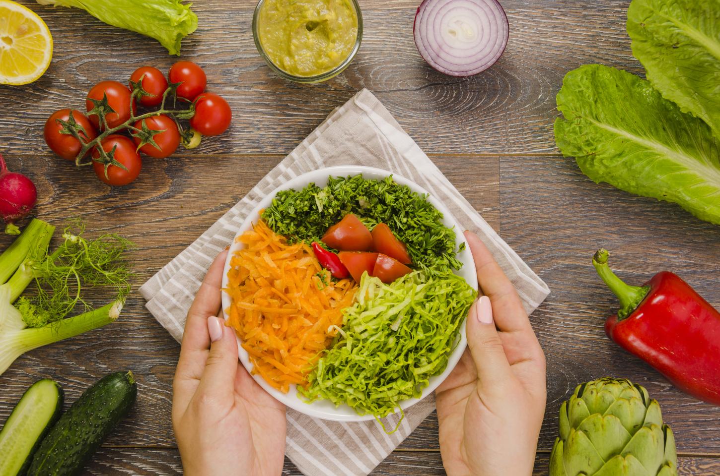 Dicas para amenizar os efeitos da ressaca e manter o pique durante a folia