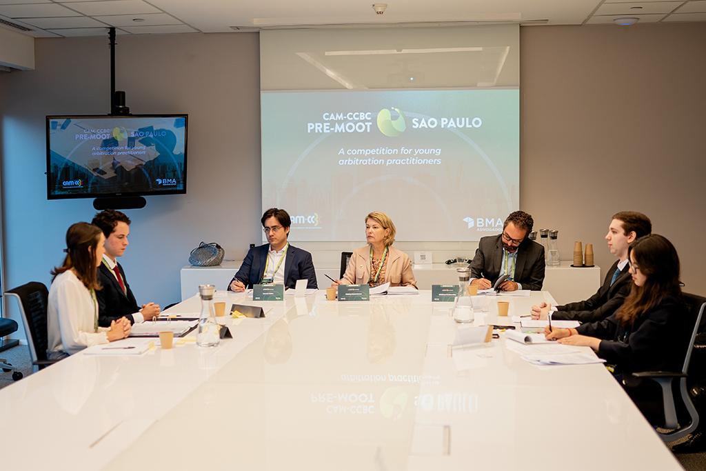 Estudantes de Direito se reúnem em São Paulo para competição preparatória de arbitragem