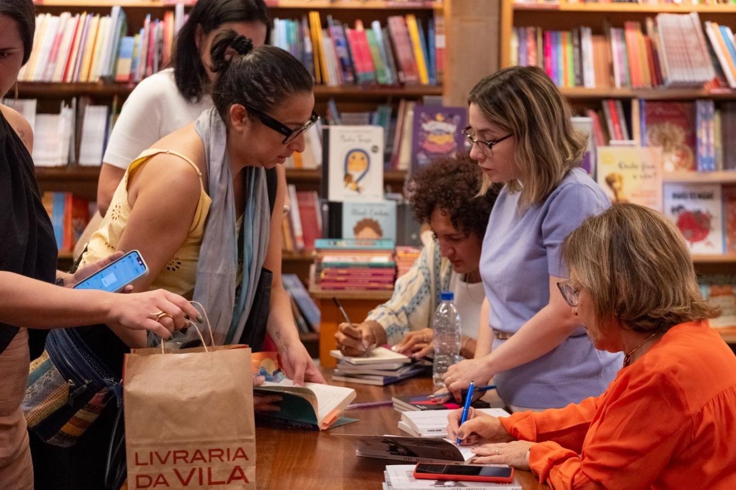 Mulheres lideram consumo de livros no Brasil e redefinem o mercado editorial