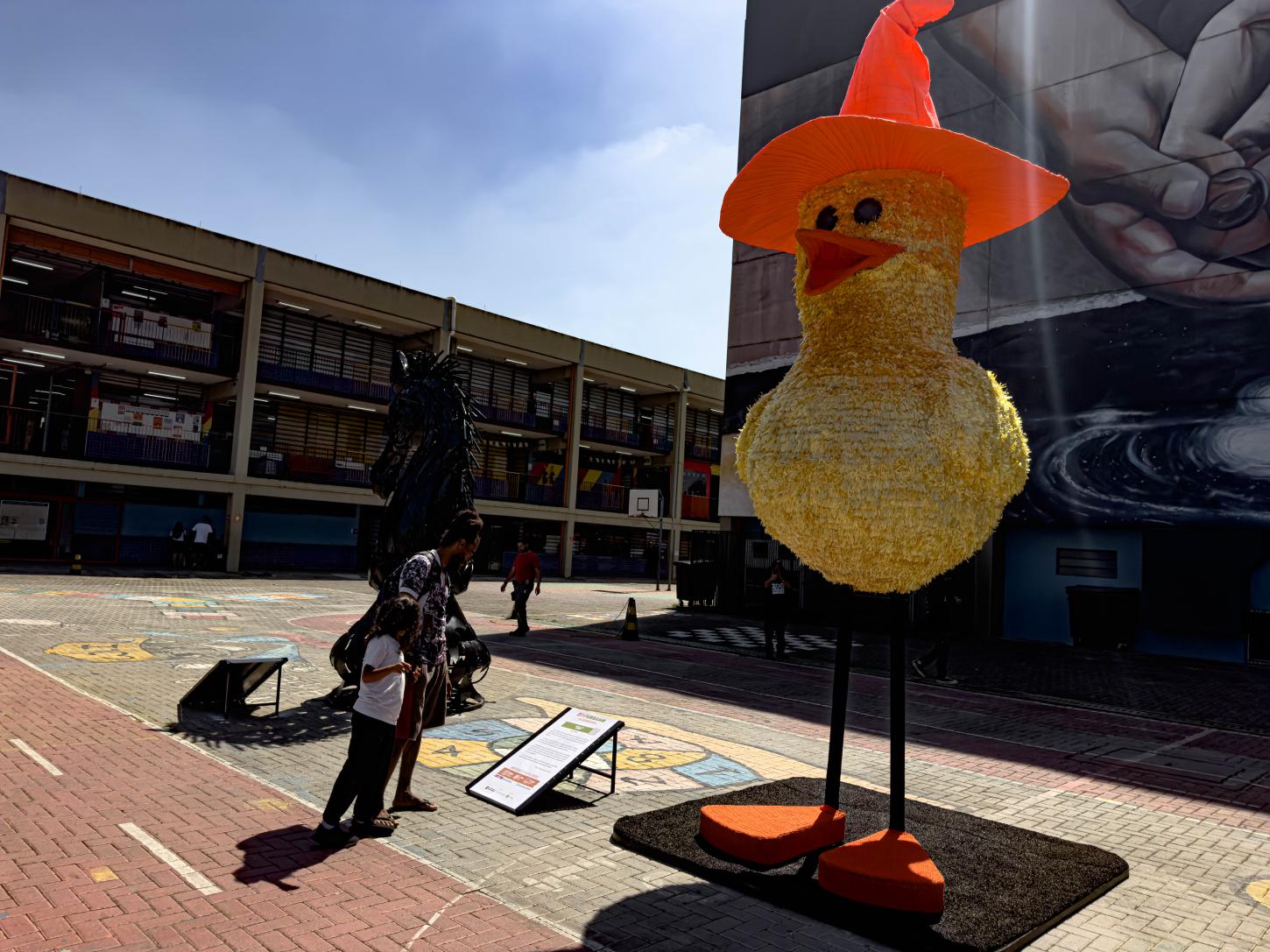 Animais gigantes feitos de materiais reciclados transformam CEU Perus em uma grande fazenda urbana