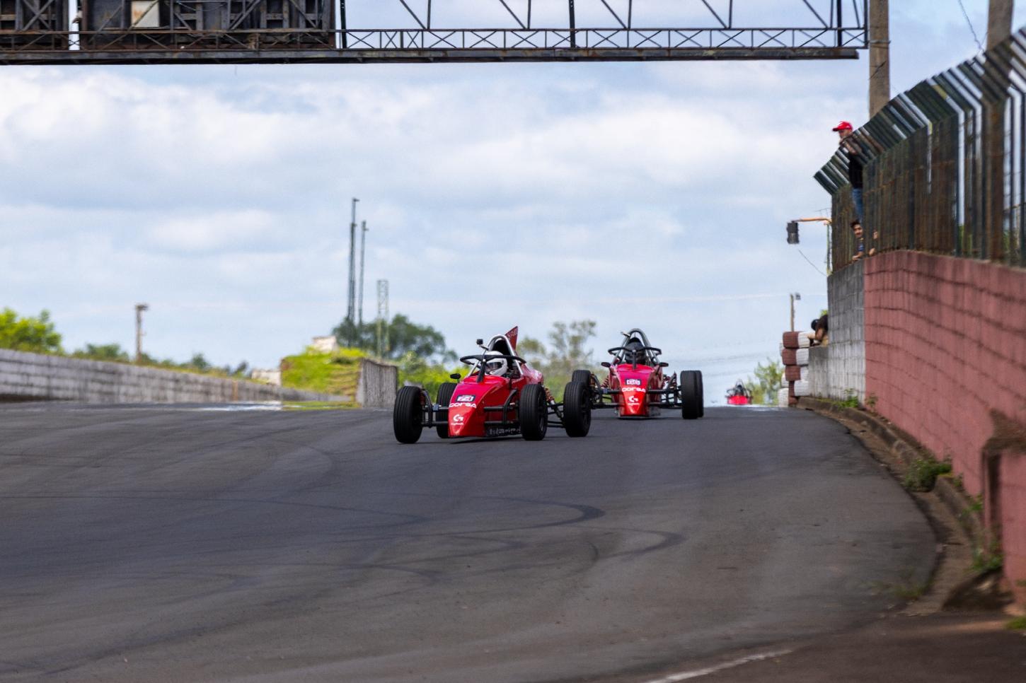 Desafio AMIKA Fórmula Vee-ECPA estreia com sucesso para revelar novos talentos do automobilismo