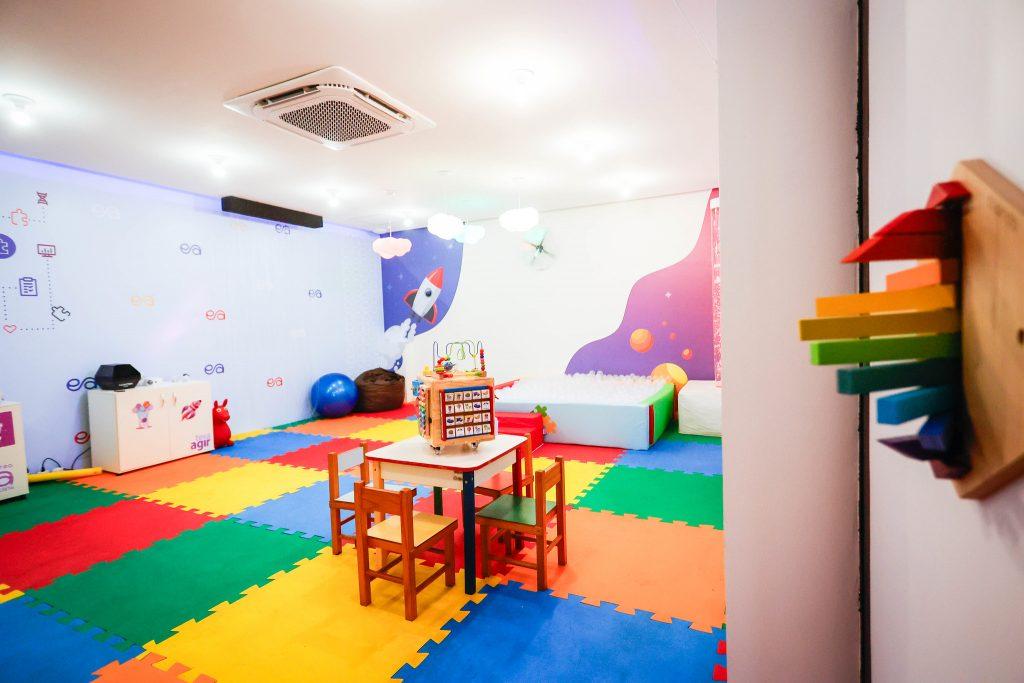 Inclusão começa pela regulação emocional e e a arte é ferramenta, não enfeite