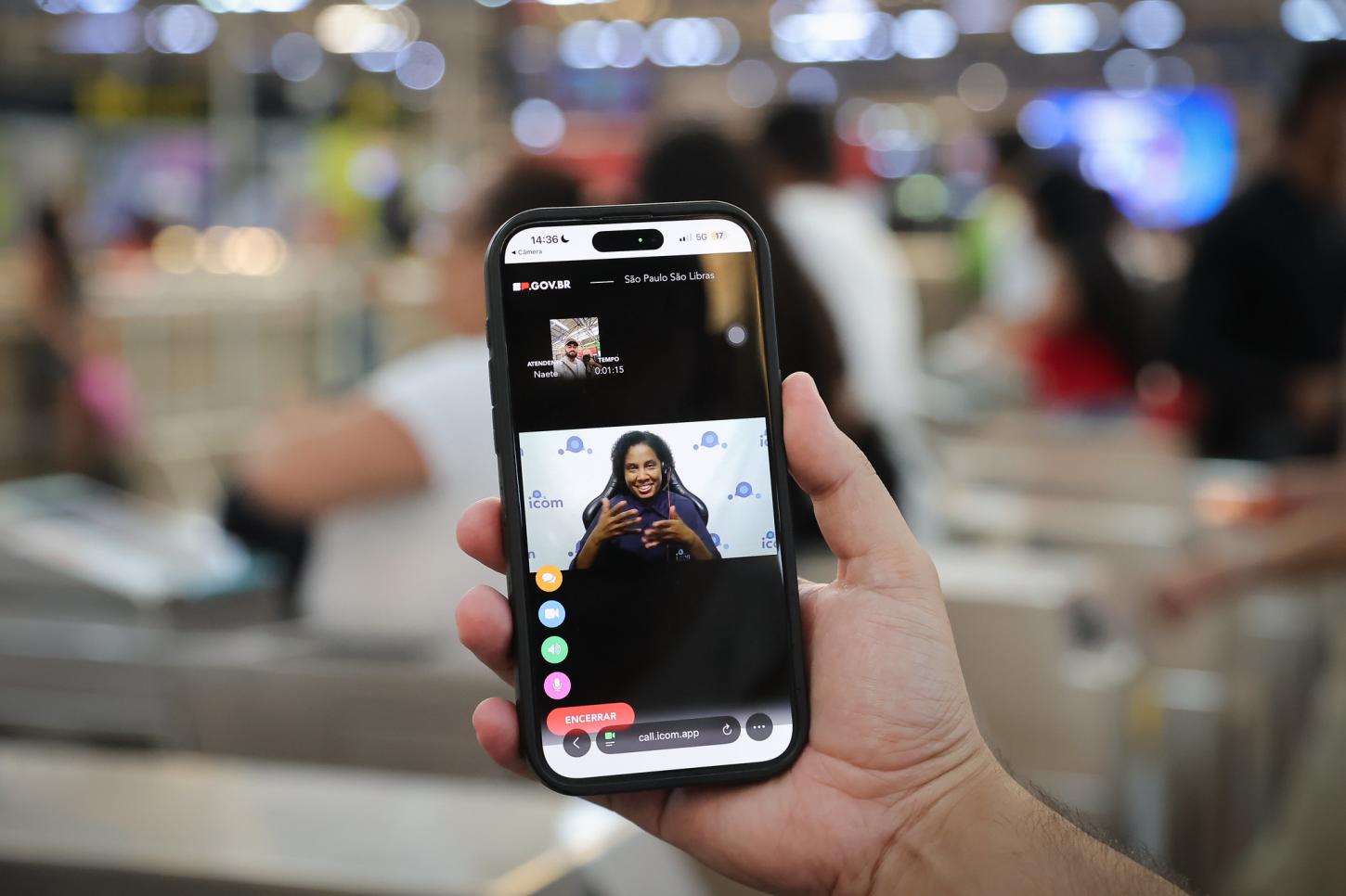 Passageiros surdos terão atendimento em Libras por videochamada no Metrô de São Paulo