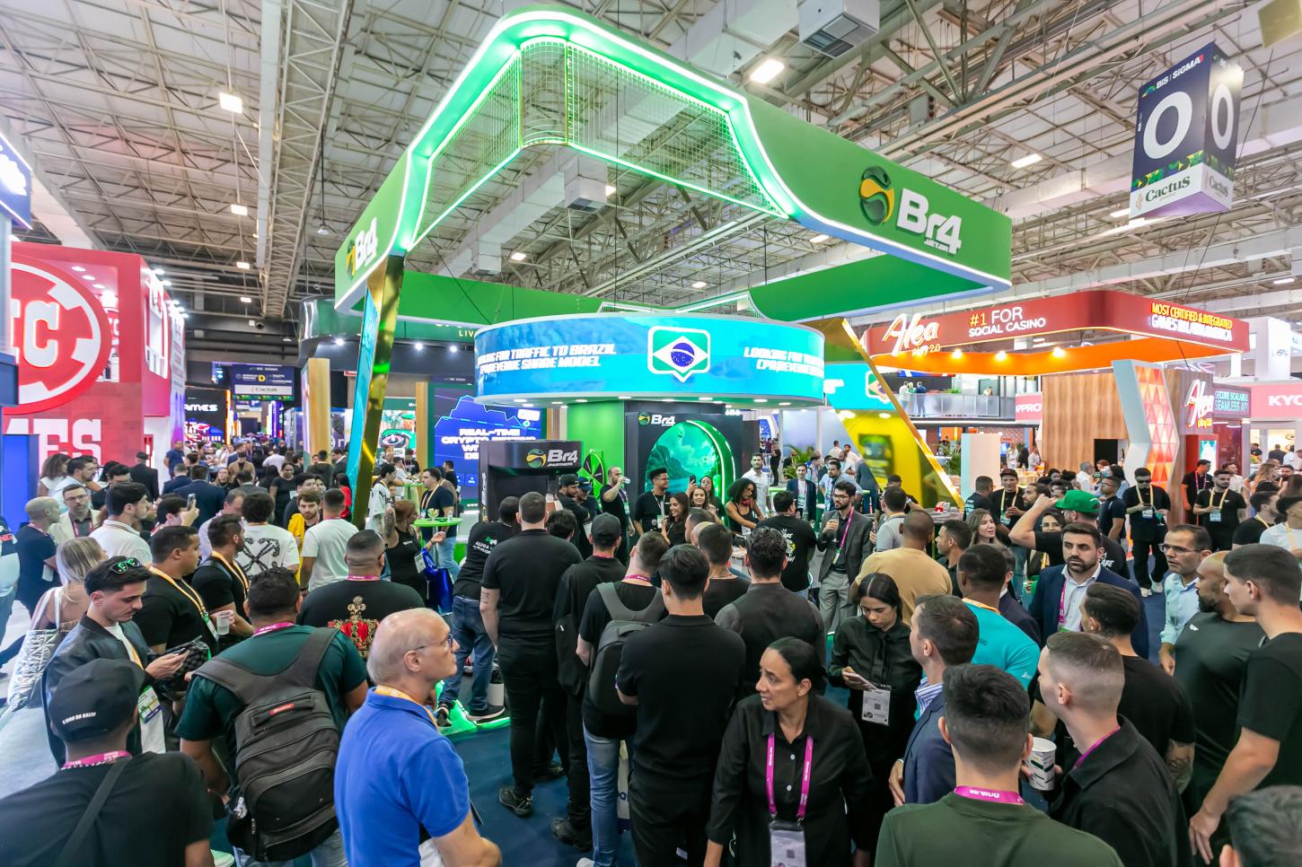 Rubens Barrichello abre o BiS SiGMA South America 2026 com foco na união entre esporte, tecnologia e entretenimento em São Paulo