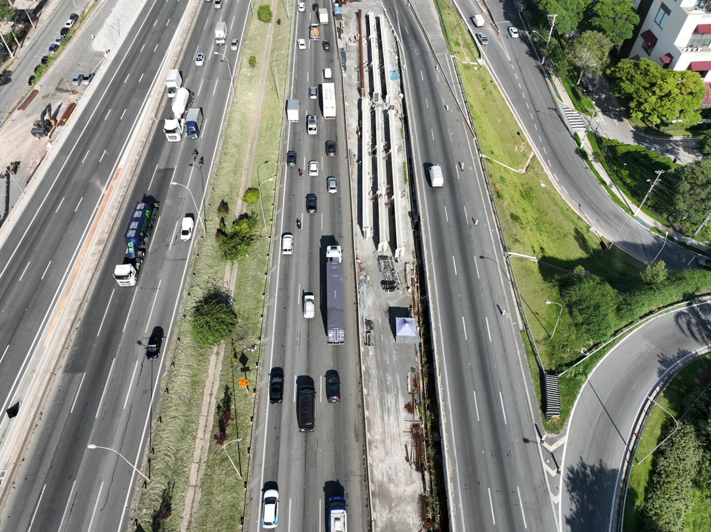 ViaOeste realiza operação noturna para demolição de vigas e intervenções de barreiras no km 23 da Castello Branco, em Barueri