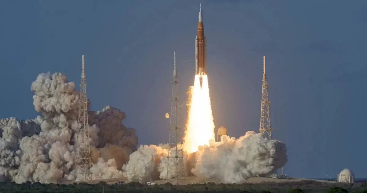 A libertadora ida à lua vs. os presos às guerras: O paradoxo entre o avanço e o retrocesso em pleno século 21