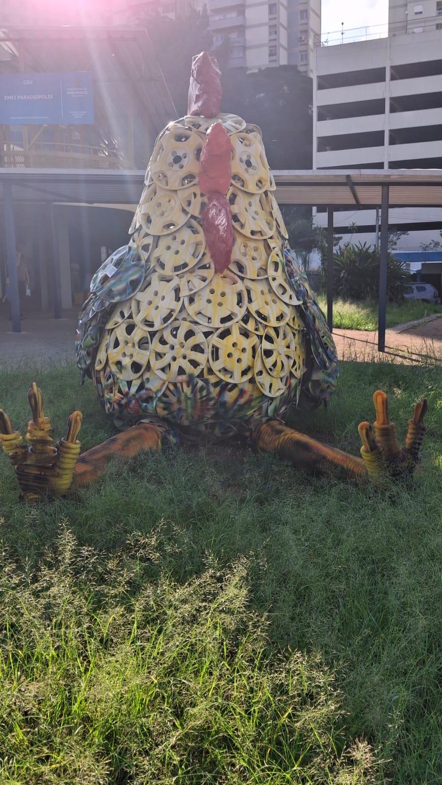 Animais gigantes feitos de materiais reciclados transformam um CEU da Zona Sul Paulistana em uma grande fazenda urbana