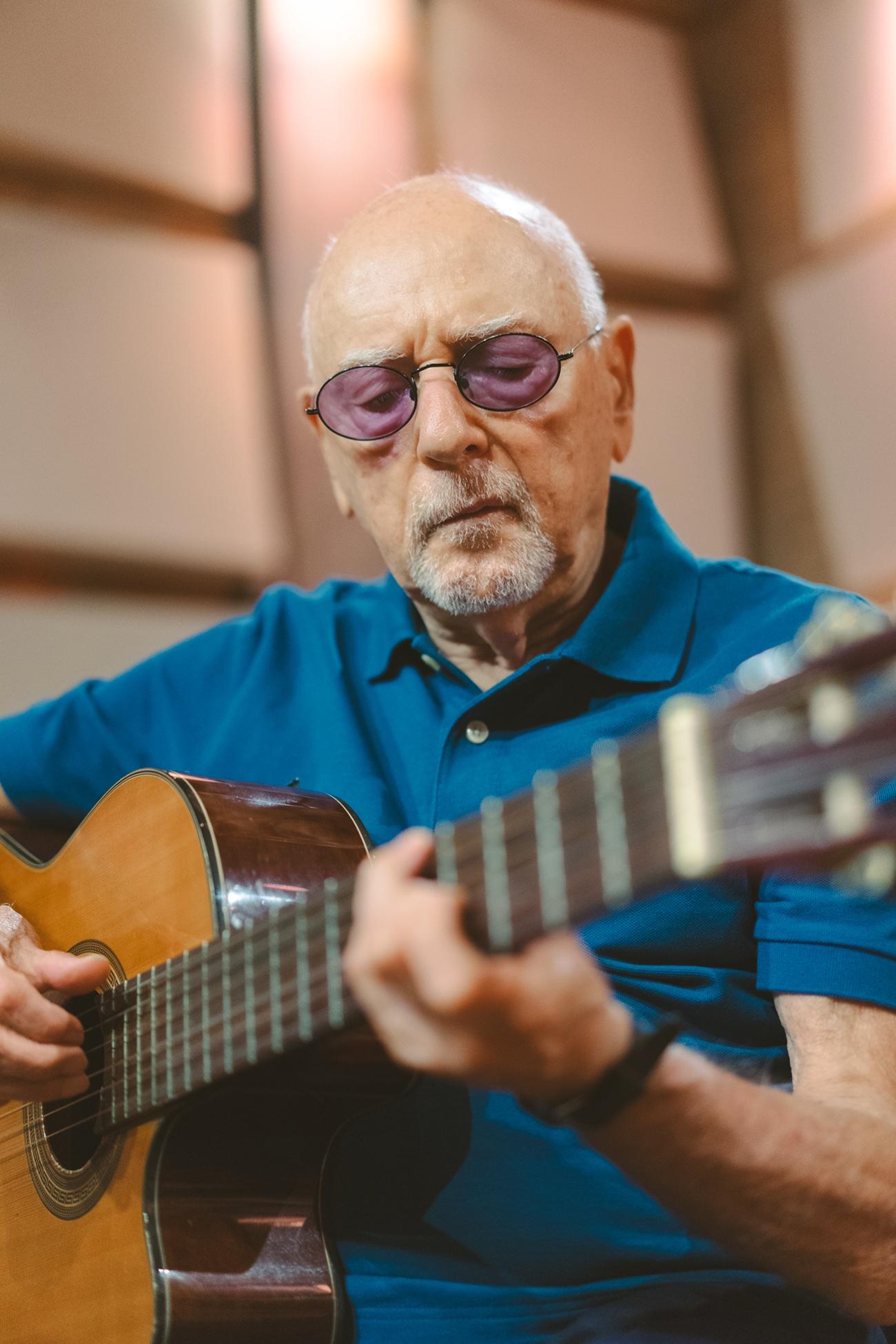 Aos 83 anos, Dino Galvão Bueno lança álbum autoral que celebra parceiros, convidados e a própria história