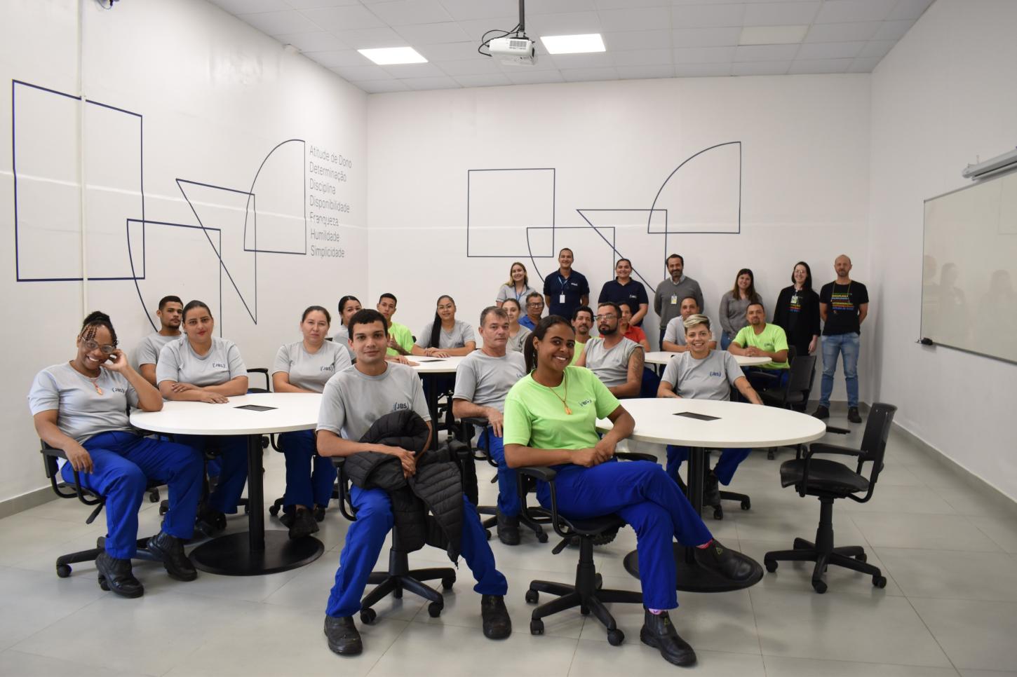 Com salas de aula nas fábricas, multinacional apoia colaboradores na conclusão dos estudos no interior