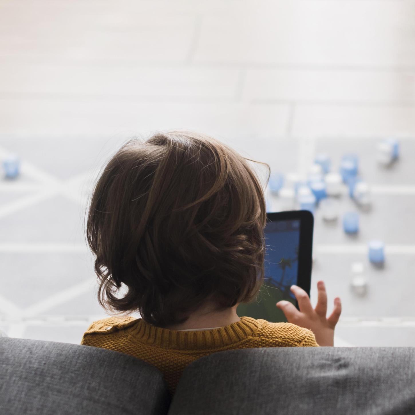 Inteligência artificial avança nas salas de aula e acende alerta sobre aprendizagem e desenvolvimento infantil