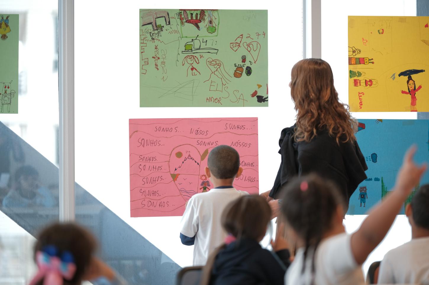 Itaú Cultural lança coleção Caminhando com Arte, com conteúdo inédito dedicado à mediação cultural e à educação não-formal