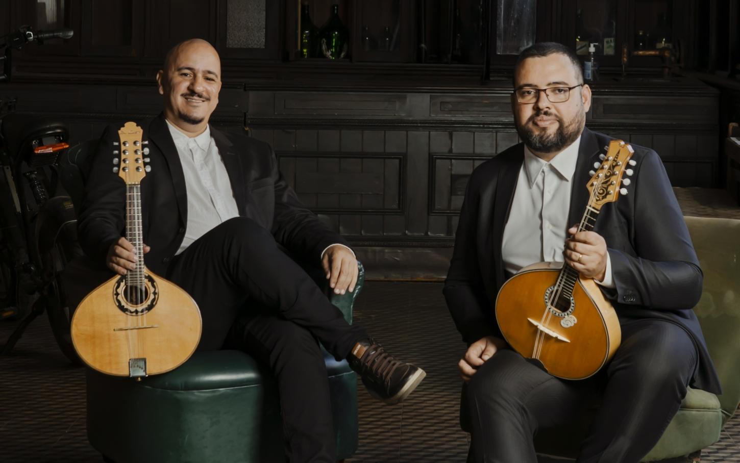 Teatro de Guarulhos recebe show do Banduo lançando Dobras, concebido para dois bandolins