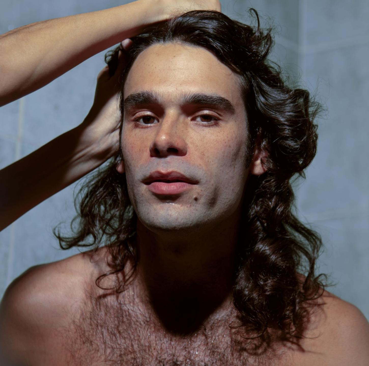 Zé Ibarra apresenta seu novo trabalho Afim, em show intimista e intenso no Teatro Castro Mendes na sexta (24)