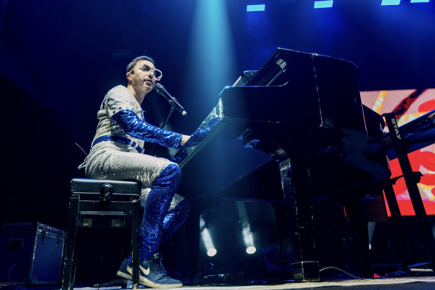 “ELTON por Rafael Dentini” recria a era de ouro de   Elton John em espetáculo imersivo