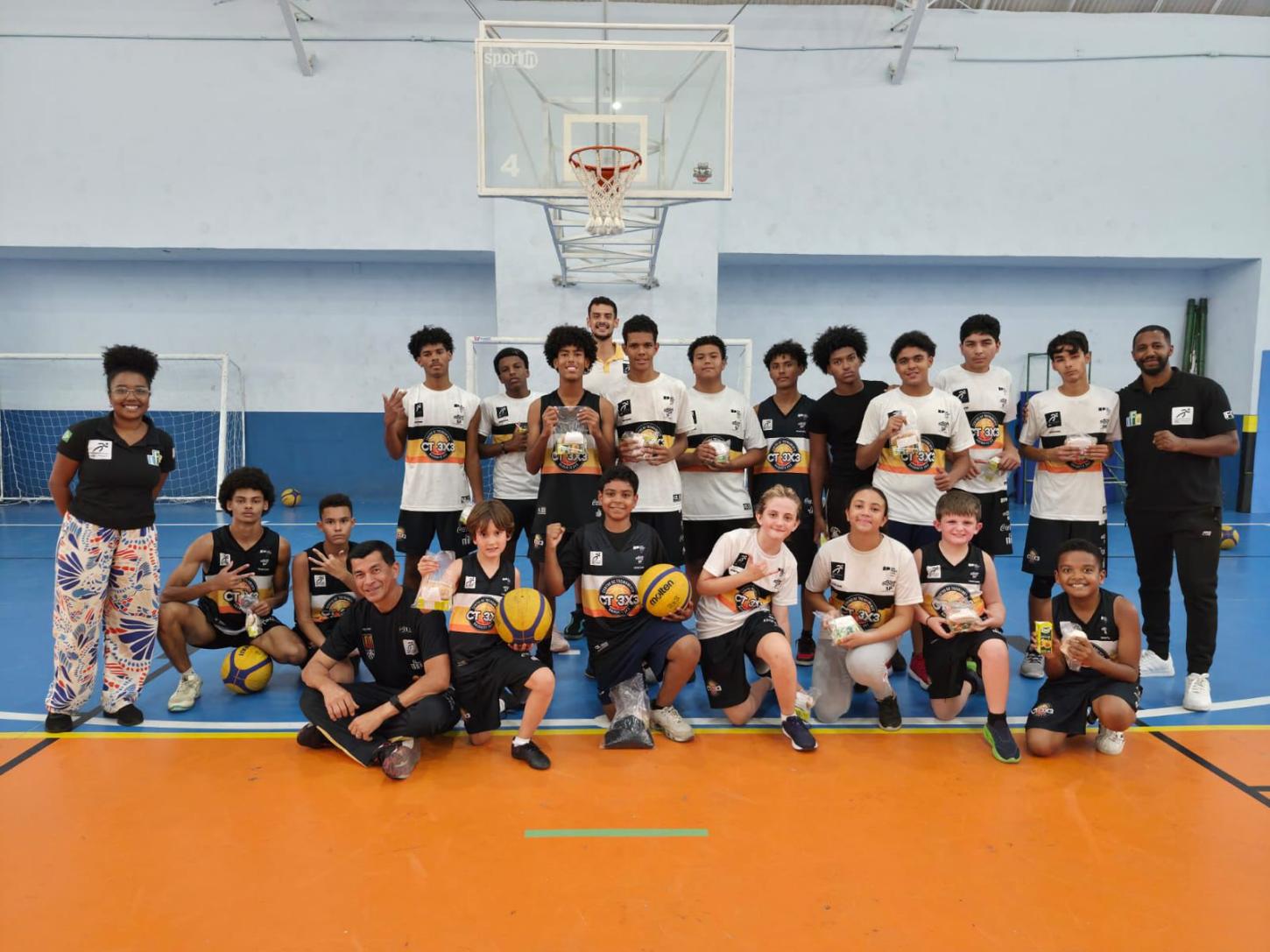 Escolinha gratuita de basquete 3x3 movimenta o centro esportivo na Zona Sul da Capital