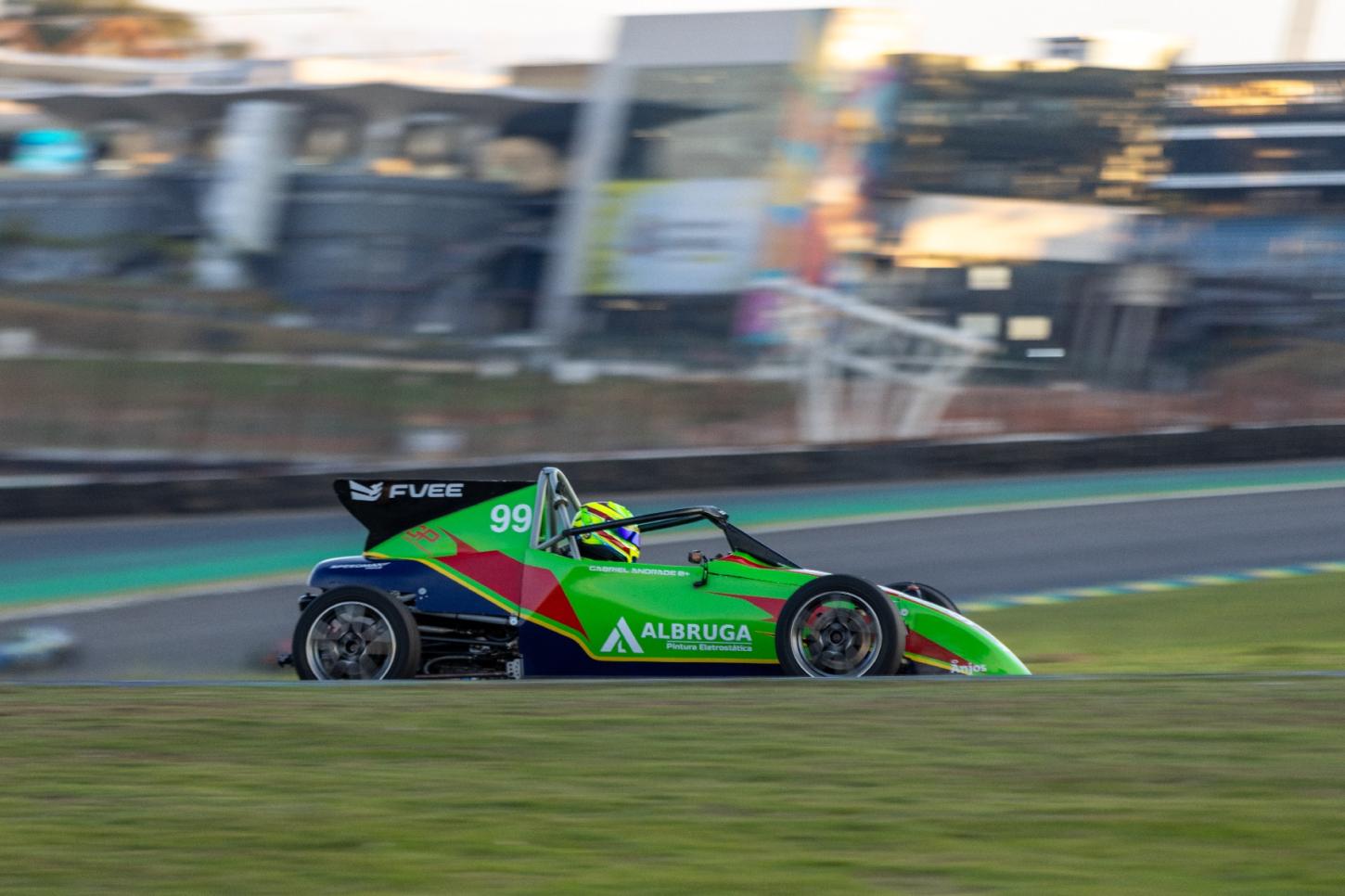 Fórmula Vee agita Interlagos com duelos roda a roda sob chuva