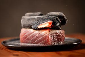 Restaurante japonês apresenta novidades no cardápio que exaltam a brasa e tradição