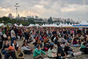 A Feira do Livro 2026 continua sua programação com Pedro Bial e Charles Duhigg hoje (01)