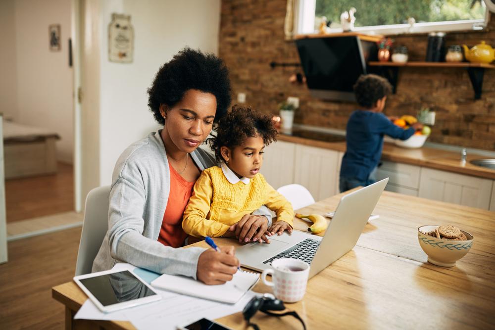 A mãe que empreende não está tentando provar nada, ela está tentando sobreviver com propósito
