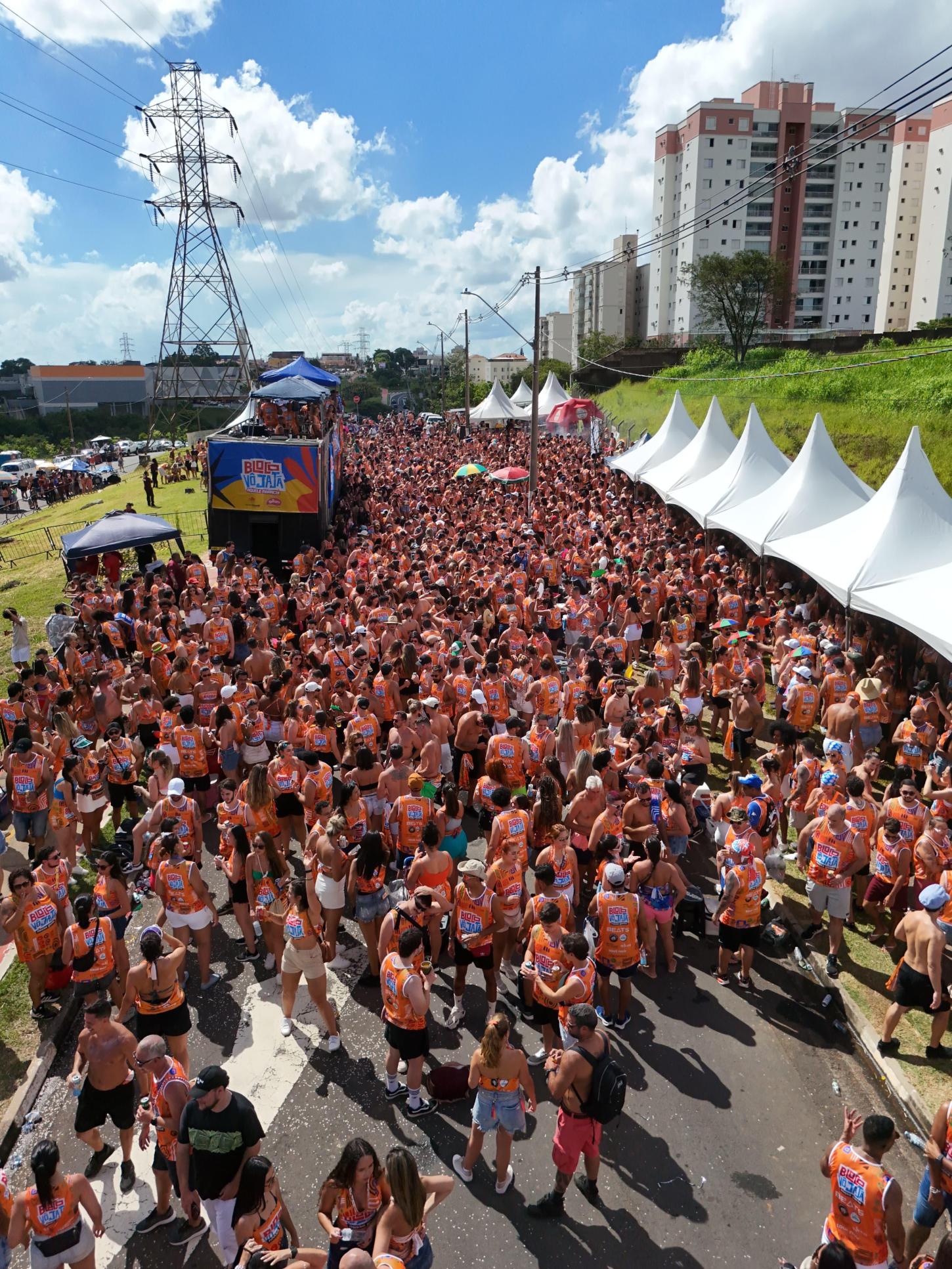 Bloco Vô Jajá transforma estreia do Brasil na Copa em grande carnaval fora de época em Campinas
