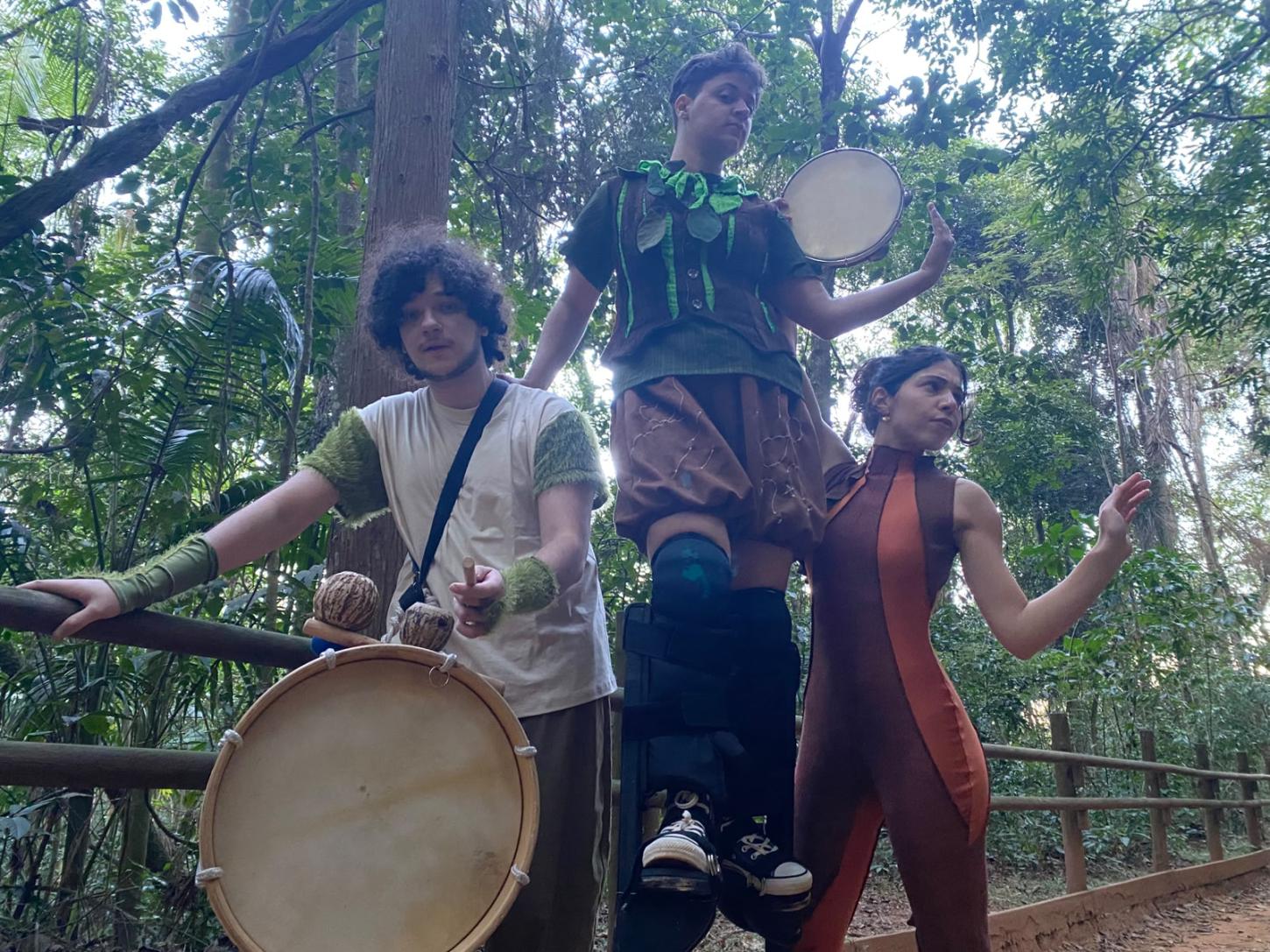 Espetáculo sobre pernas de pau transforma trilha do Jaraguá em percurso poético pela memória da floresta