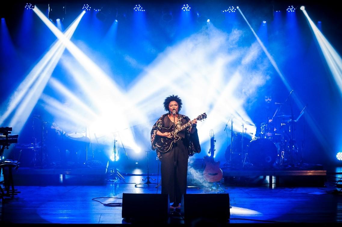 Ellen Oléria leva ao palco um retrato contemporâneo da música afrobrasileira