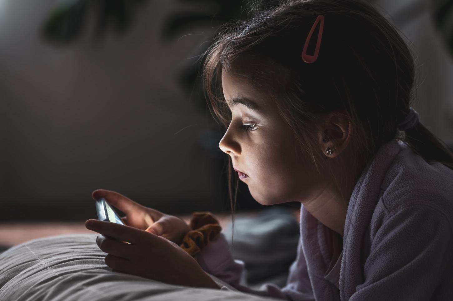 Excesso de jogos digitais pode impactar funções cognitivas e socioemocionais das crianças