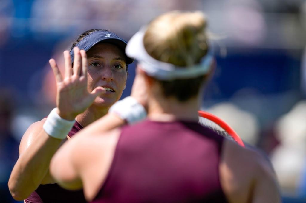 Luisa Stefani arrasa e atinge as quartas pela 3ª vez em Wimbledon