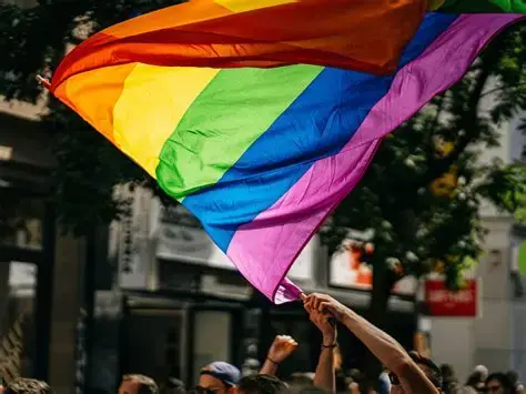 Pesquisa mostra dualidade de brasileiros no apoio à comunidade LGBTQIAPN+