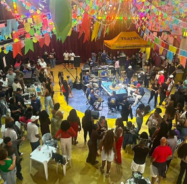 Comunidade do Samba Cidade Tiradentes ocupa Centro Cultural Arte em Construção com roda de samba