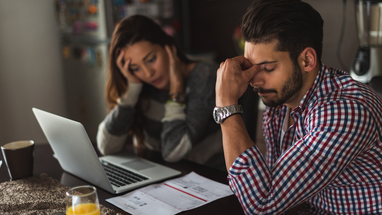 Finanças supera saúde mental como maior desgaste no trabalho