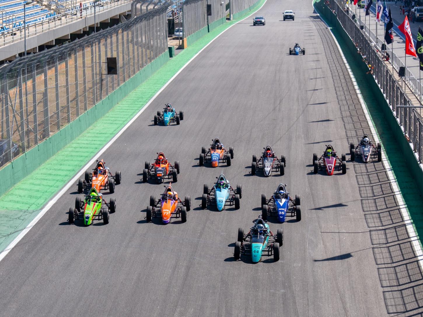 Levi Simões conquista pole e vence duas corridas na 5ª etapa do Paulista de Fórmula Vee em Interlagos