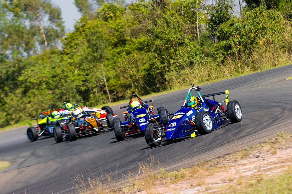 Muitas disputas e novo líder durante etapa no Autódromo de Piracicaba
