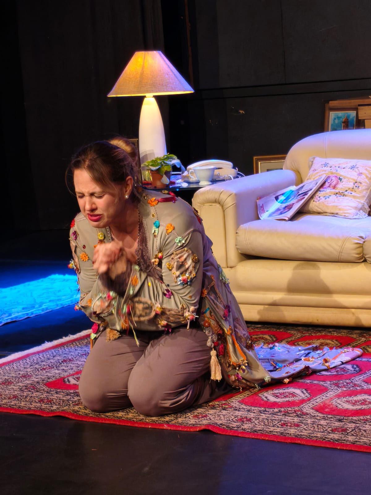 Última semana da peça Adorável Desgraçada de Leilah Assumpção no Teatro Commune