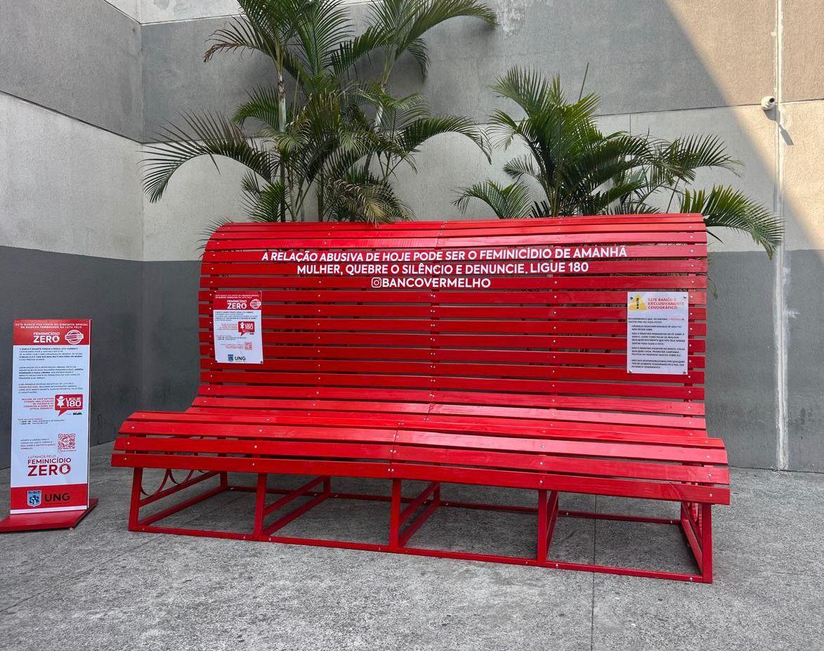 Banco Vermelho Gigante é instalado no Internacional Shopping Guarulhos como símbolo de combate ao feminicídio