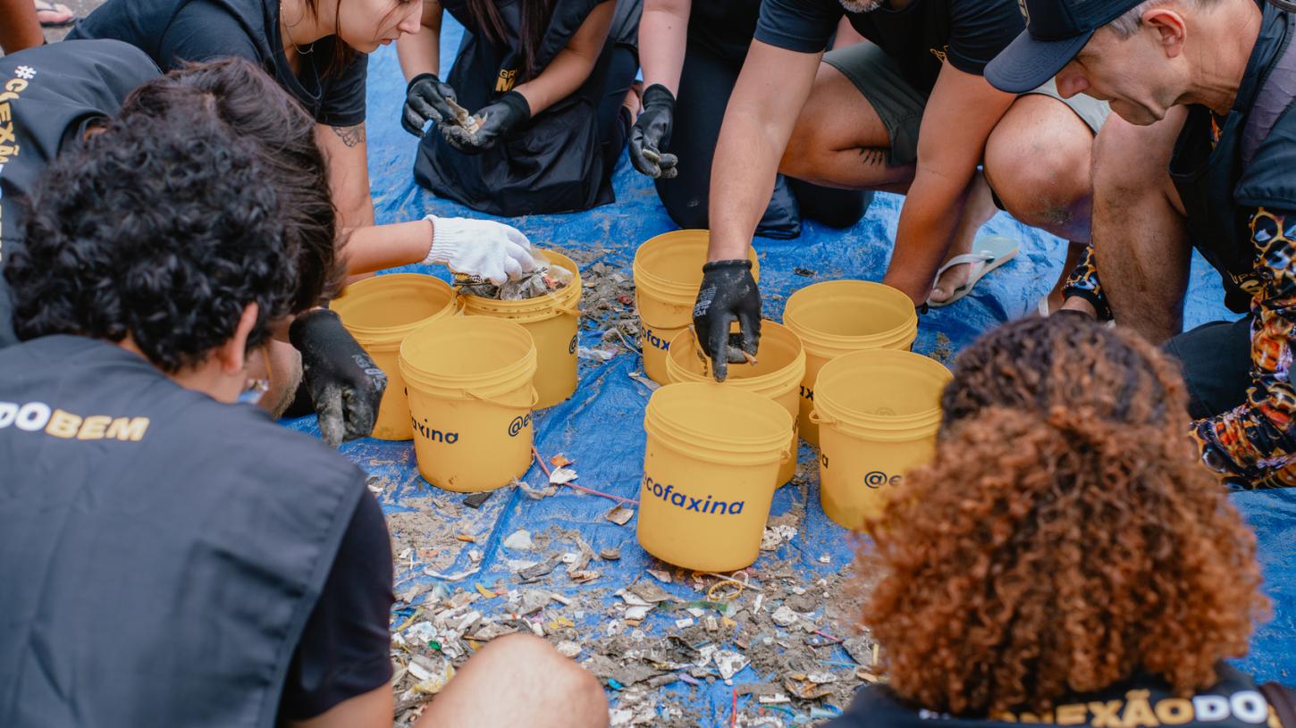 Cleanup Day 2026 reúne cerca de 300 pessoas e retira mais de 62 quilos de resíduos da praia da Aparecida, em Santos