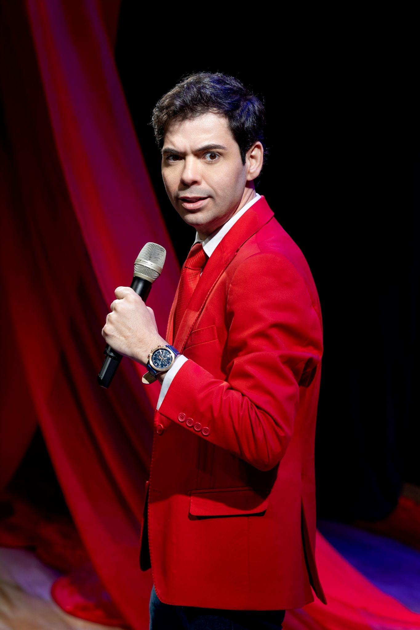 Gustavo Mendes está de volta aos palcos com show inédito de standup, até quinta (24), no Teatro Mooca