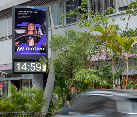 Motiva e JCDecaux reforçam orientações sobre riscos das distrações no trânsito