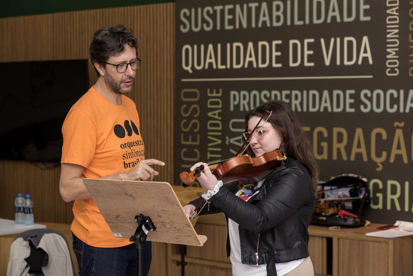 Músicos da Orquestra Sinfônica Brasileira levam aulas de instrumentos e concertos didáticos a jovens de São Paulo