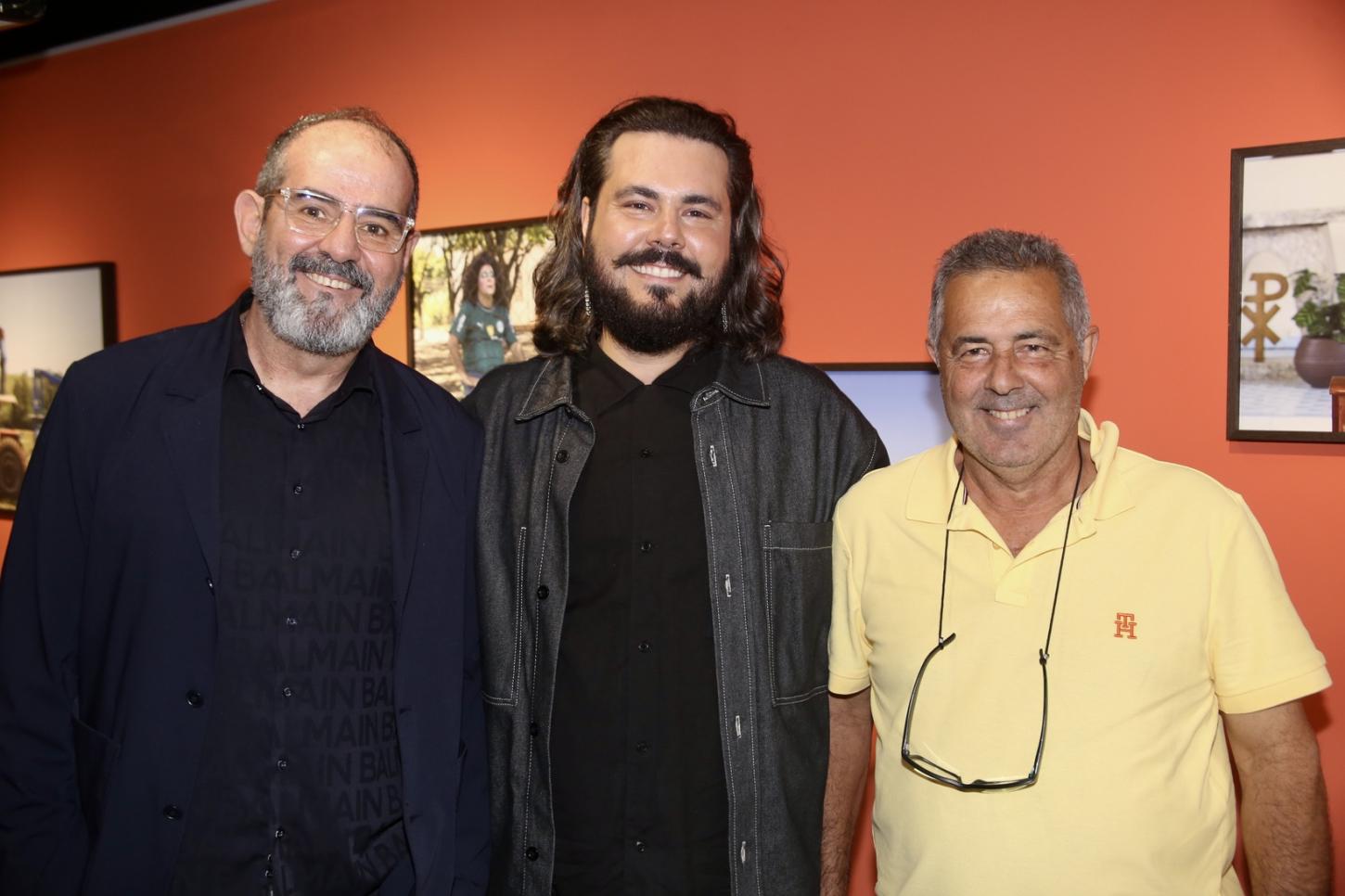 Pai de artista, retratado como drag pelo próprio filho, esteve presente na abertura de exposição