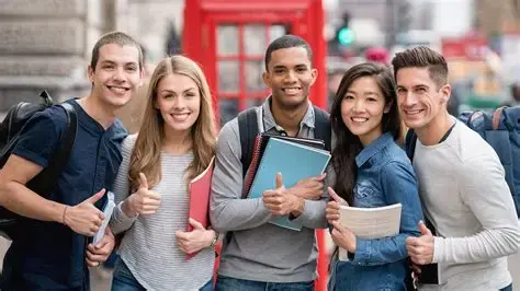 Quais mecanismos de apoio estão sendo ampliados para garantir a segurança de estudantes no exterior?