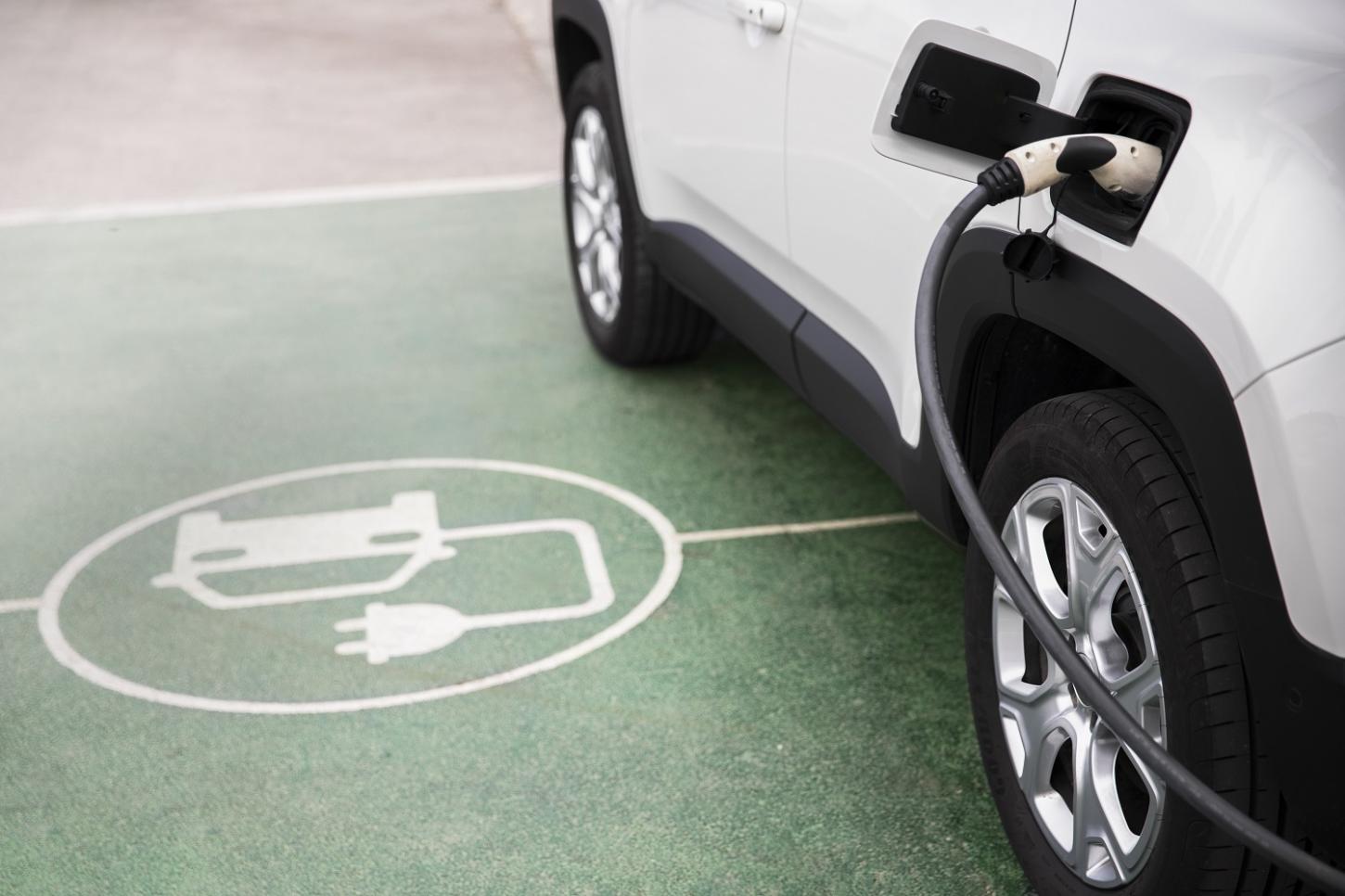 Uso simultâneo de carregadores para carros elétricos em condomínios pode trazer riscos de sobrecarga e incêndio