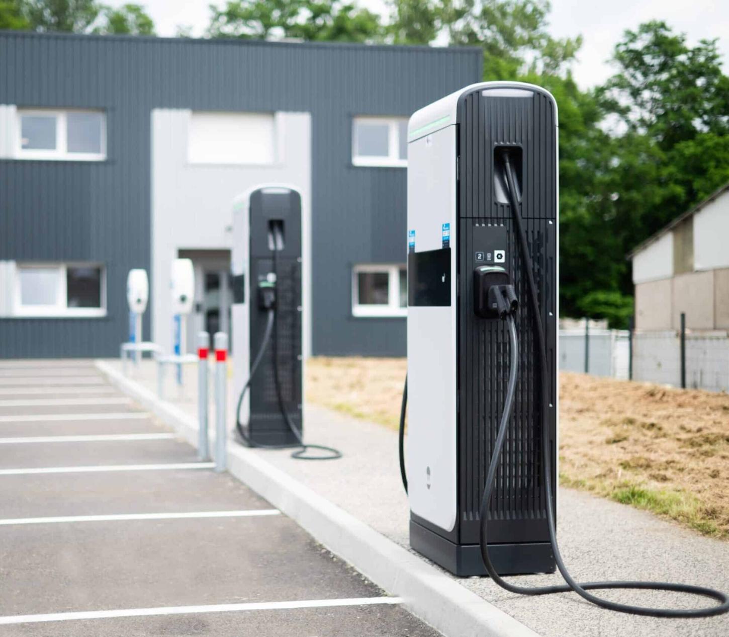 Carros elétricos criam novo desafio nas garagens nos condomínios